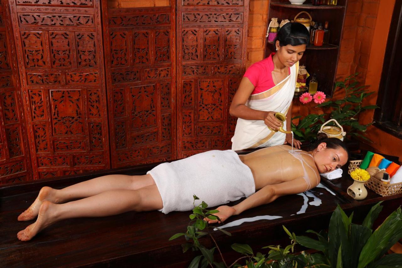 Ayursoma Ayurveda Royal Retreat Hotel โกวาลัม ภายนอก รูปภาพ